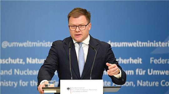 „Richtig geile Autos“ bringen die deutschen Hersteller nach Ansicht von Bundesumweltminister Carsten Schneider (SPD) auf den Markt für Elektroautos.