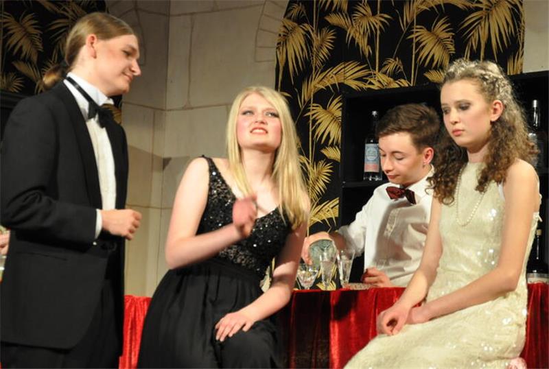 Richtig kombiniert? Elias Gierling und Malia Friedrich rätseln über die Rollen von Niklass Lewandowski und Sophia Neugebauer (v.l.).