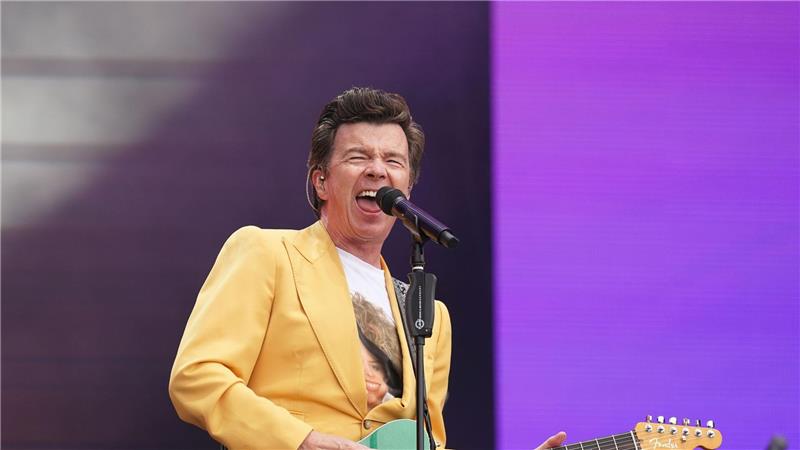 Rick Astley greift gern mal in die Saiten. (Archivbild)