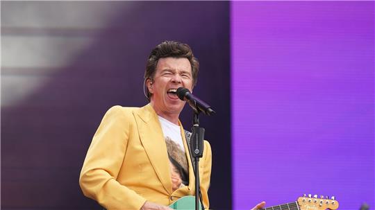 Rick Astley greift gern mal in die Saiten. (Archivbild)