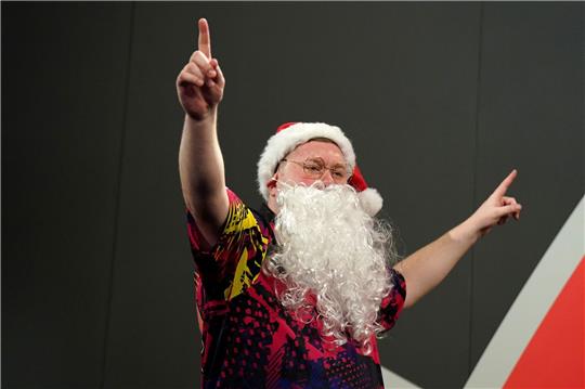 Ricky Evans kommt im Weihnachtskostüm in die Arena.
