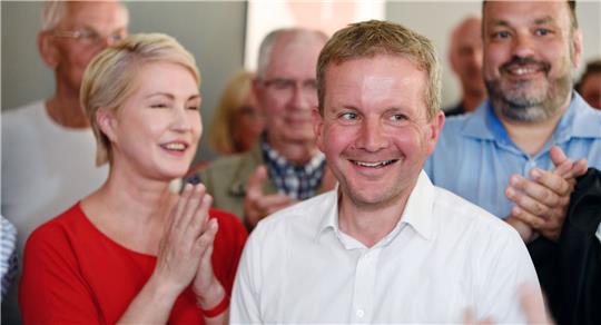 Rico Badenschier freut sich mit Mecklenburg-Vorpommerns Ministerpräsidentin Manuela Schwesig (l) über seinen Sieg bei der Oberbürgermeister-Wahl in Schwerin.