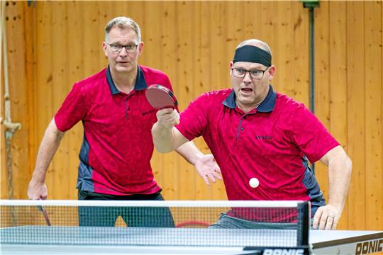 Rico Weimann (re.) und Stephan Fellmann vom MTV Othfresen feiern mit dem 9:1 beim MTV Bettingerode einen gelungenen Abschluss und Rang drei in der Bezirksliga. Foto: Drechsler