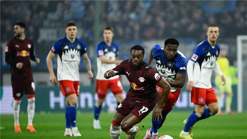 Tennisbälle und Traumtor: Leipzig beendet HSV-Heimserie Ridle Baku (RB Leipzig) (l-r) und Philip Otele (Hamburger SV) kämpfen um den Ball.