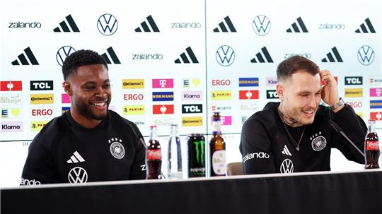 Ridle Baku (l.) und David Raum (r.) sprechen bei der DFB-Pressekonferenz über ihre Rollen. 
