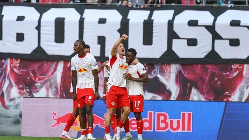 Ridle Baku (r-l, RB Leipzig) jubelt über seinen 1:0-Führungstreffer mit Brajan Gruda und Ezechiel Banzuzi.