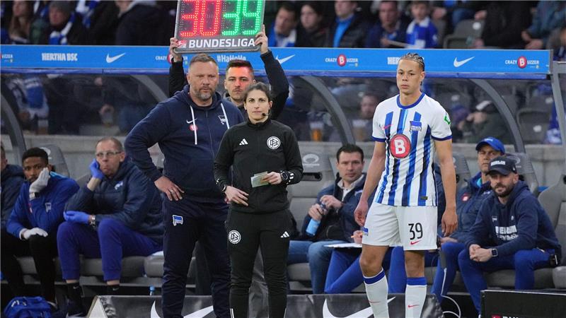 Harzburgerin Riem Hussein ist DFB-Schiri des Jahres Riem Hussein (Mitte) ist DFB-Schiedsrichterin des Jahres.