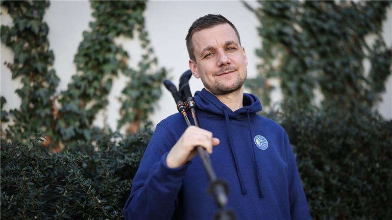 Riesenblasen, Riesenstreit, Riesenrausch - für Tobi Schlegl war die Zeit mit seiner Mutter auf dem Jakobsweg Leid und Freude zugleich. 