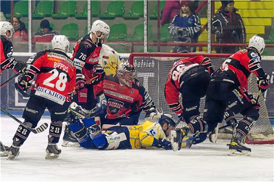 Riesengedränge vor dem Kasten von Taylor Dupuis, aber die Falkenabwehr kann mit vereinigten Kräften diese Situation bereinigen. Foto: Drechsler