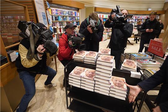 Riesenhype um die druckfrische  Autobiografie von Prinz Harry in der  Buchhandlung Waterstones Piccadilly in London.