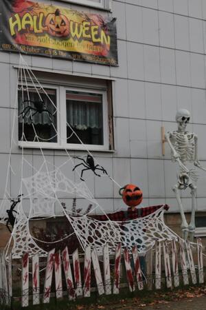 Halloween im Hexendorf: Gruselspaß auf 15 Grundstücken  Riesenspinnen und Kürbisfratzen – Halloween ist auch ein kreatives Fest.