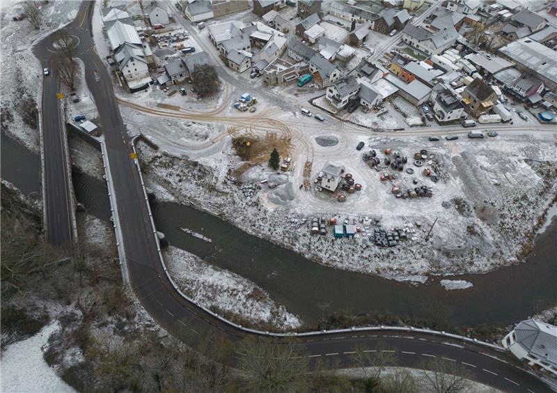 Riesige Freiflächen im Ortskern des Dorfes lassen erahnen, wo vor der Flutkatastrophe im Sommer 2021 zahlreiche Häuser von den Wassermassen zerstört wurden.