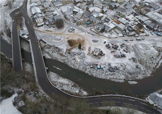 Riesige Freiflächen im Ortskern des Dorfes lassen erahnen, wo vor der Flutkatastrophe im Sommer 2021 zahlreiche Häuser von den Wassermassen zerstört wurden.