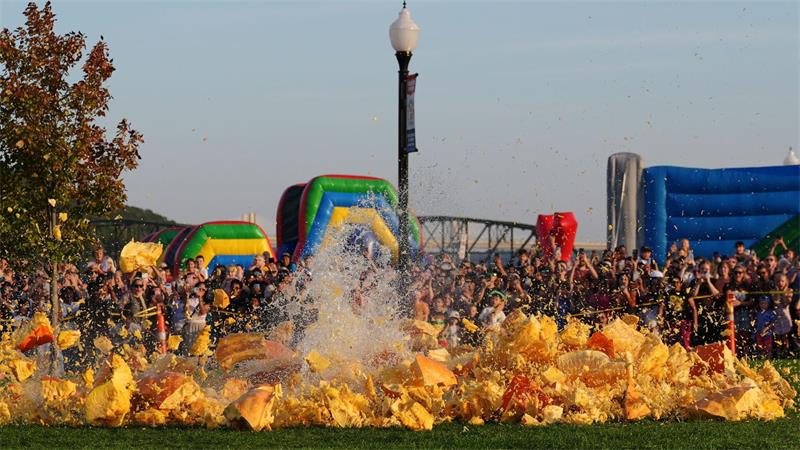 Riesige Kürbisse zerschellen auf dem Boden, nachdem sie während des jährlichen Erntefestes Stillwater im US-Bundesstaat Minnesota von einem Kran fallengelassen wurden.