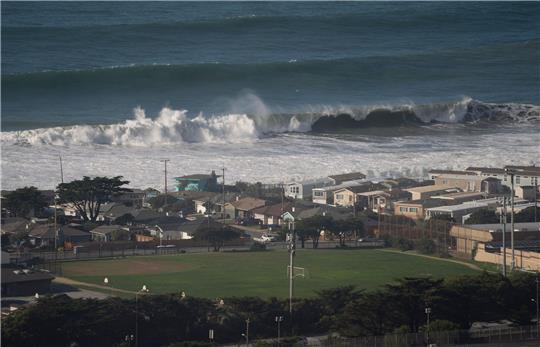 Riesige Wellen an der Küste von Pacifica nahe San Francisco.