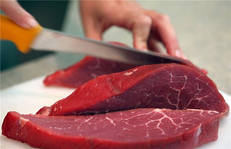 Wiesenhof-Gruppe mit Partner für kultiviertes Rindfleisch Rindfleisch wird geschnitten.