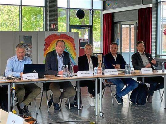 Ringen um eine gute Lösung: GGM-Vize Daniel Gintaut, Vorsitzender Ralph Bogisch (CDU), Oberbürgermeisterin Urte Schwerdtner (SPD), GGM-Chef Oliver Heinrich und Schulfachdienstleiter Sven Busse (oberes Bild von links) diskutieren mit dem Betriebsausschuss über Hausmeister-Modelle. Foto: Kempfer