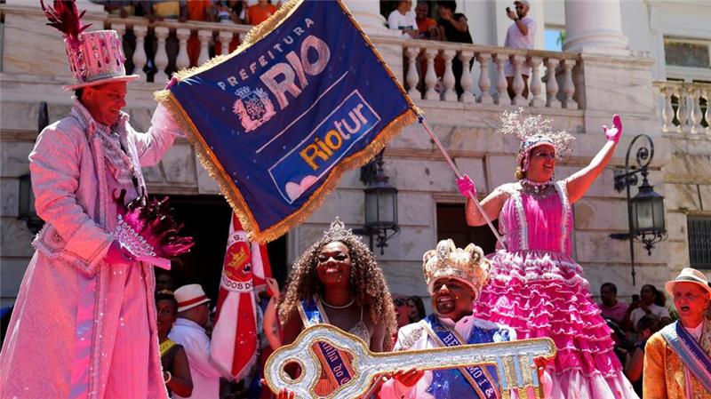 Schlüsselübergabe an „König Momo“: Karneval in Rio beginnt Rios Stadtverwaltung rechnet mit einem wirtschaftlichen Umsatz von umgerechnet 936 Millionen Euro während der Karnevalssaison.