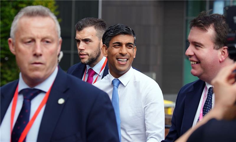 „Die Geier kreisen schon”: Sunak unter Druck Rishi Sunak (M.) beim Parteitreffen der Konservativen Partei.