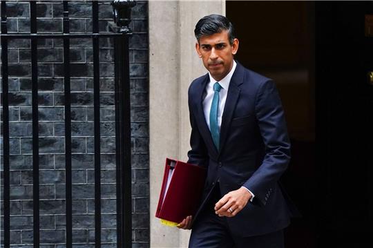 Rishi Sunak, Premierminister von Großbritannien, verlässt 10 Downing Street, um zu seiner ersten wöchentlichen Fragestunde «Prime Minister's Questions» im britischen Unterhaus zu gehen.
