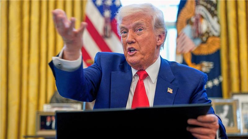 Kein Aufschwung in Sicht: Schrumpft die Wirtschaft erneut? Risiko für die deutsche Wirtschaft: Die erratische Zollpolitik von Donald Trump. (Archivbild)