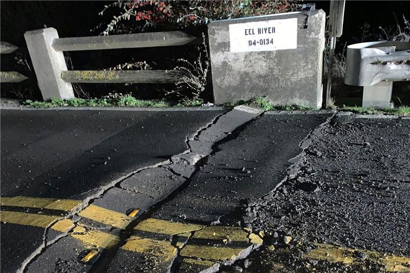 Zwei Tote bei Erdbeben in Kalifornien Risse auf einer Brücke der California State Route 211. Ein Erdbeben der Stärke 6,4 hat den Norden des US-Bundesstaates Kalifornien erschüttert.
