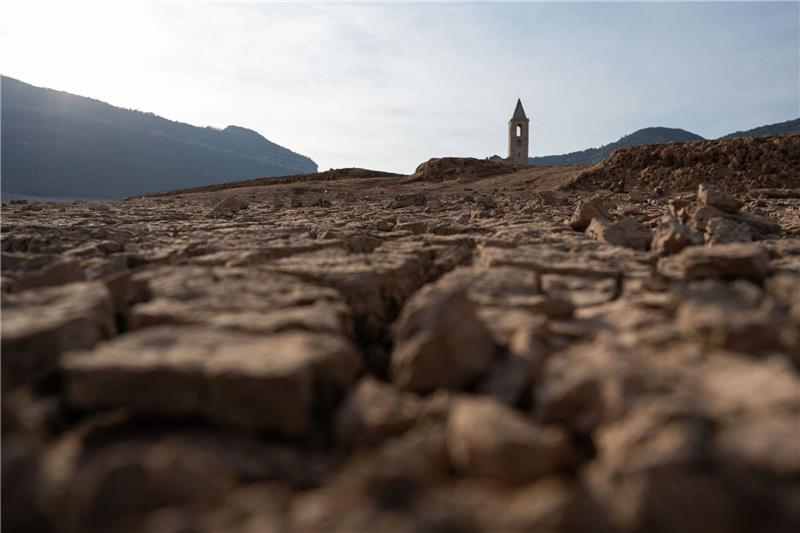 UN warnen vor Wasserkrise - 10 Prozent der Menschen bedroht Risse im Boden im Sau-Stausee in Katalonien zeigen anhaltenden Wassermangel auf.