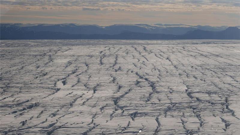 Risse im grönländischen Eisschild wachsen immer schneller Risse in der Eisdecke entstehen durch die ungleichmäßige Bewegung des Gletschers.