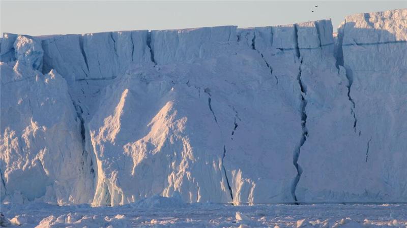 Grönlands Klima-Zwiespalt - und was Trump damit zu tun hat Risse sind im Ilulissat-Eisfjord in einem riesigen Eisberg zu sehen.