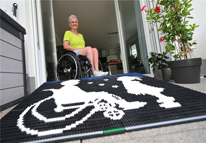 Rampen der „Lego-Oma” überwinden Barrieren Rita Ebel, bekannt als «Lego-Oma», baut Rampen für Rollstuhl- und Rollatornutzer aus handelsüblichen Legosteinen.