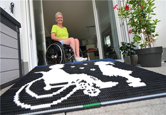 Rita Ebel, bekannt als «Lego-Oma», baut Rampen für Rollstuhl- und Rollatornutzer aus handelsüblichen Legosteinen.