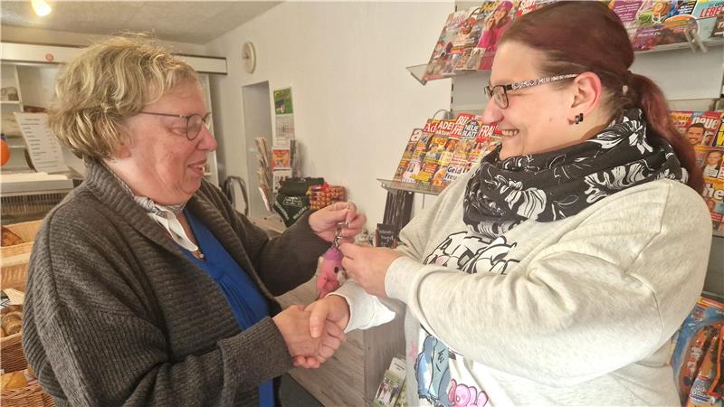 Der Kiosk am Eck in Wildemann ist mehr als nur ein einfacher Kiosk Rita Heering (l.) ist glücklich, dass sie mit Sandra Rust eine Nachfolgerin für ihren Kiosk gefunden hat.