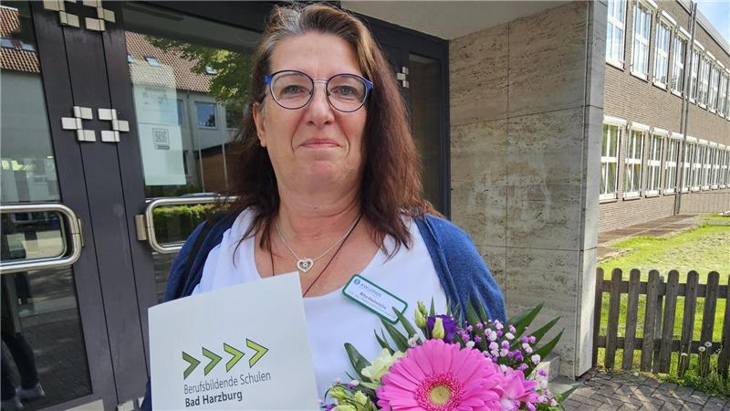Rita Heinrichs absolviert mit 62 Jahren die Prüfung zur staatlich geprüften Pflegeassistentin.