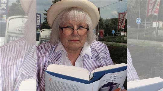 Rita Höske aus Neuwallmoden veröffentlichte ihren Erstlingsroman. Es geht um einen Homeshopping-Kanal. Foto: Leifeld