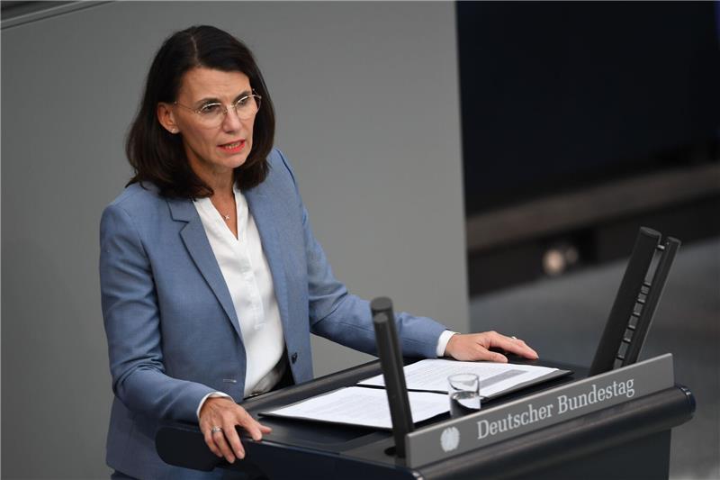 Bundestag verurteilt israelfeindliche Demonstrationen Rita Schwarzelühr-Sutter nennt es «puren Antisemitismus», wenn auf deutschen Straßen die menschenverachtenden Taten der Hamas bejubelt würden.