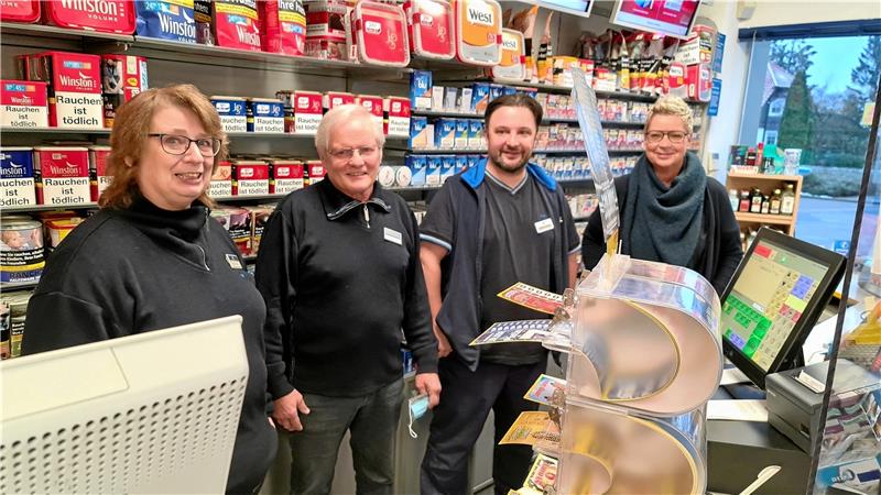 Rita und Horst Herterich (links) übergeben die Clausthal-Zellerfelder Aral-Tankstelle am 11. Januar an ihren Nachfolger Christian Herterich. An der Kasse: Andrea Schönenborn.  Foto: Weiss