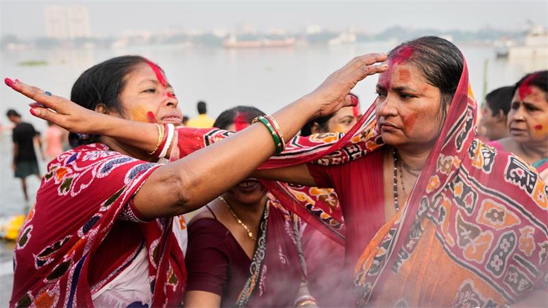 Rituale in Rot: Hindus feiern am Hooghly-Fluss in Indien