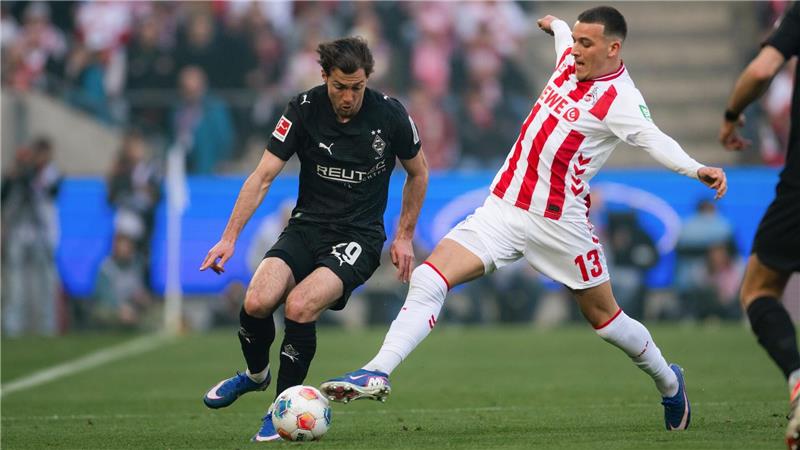 Rivalen am Rhein: Kölns Torschütze Said El Mala (r) im Zweikampf mit dem Gladbacher Joe Scally.