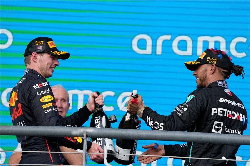 Der unersättliche Verstappen will den WM-Hattrick Rivalen auf der Rennstrecke: Max Verstappen (l) und Lewis Hamilton.