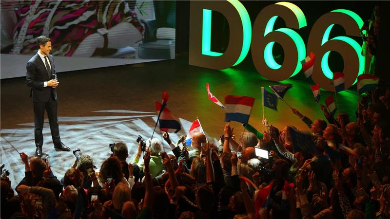 Rob Jetten, Vorsitzender der Mitte-Links-Partei D66, spricht auf der Bühne während bei einer Wahlveranstaltung während der Parlamentswahlen.