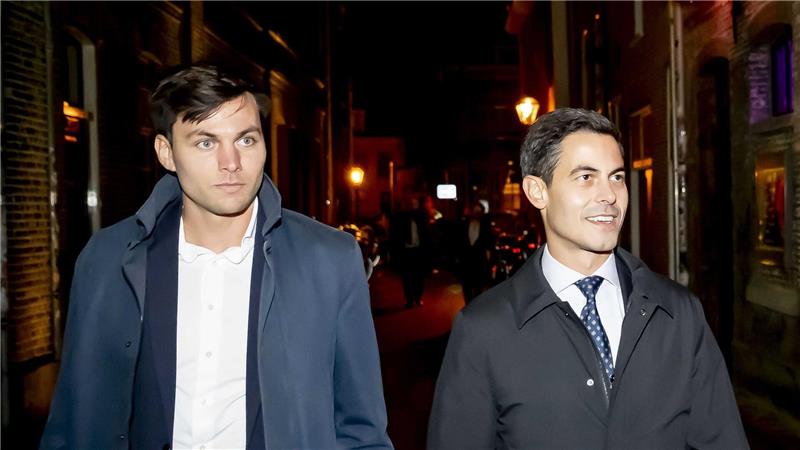 Rob Jetten (r), Vorsitzender der Partei D66, trat am Wahlabend mit seinem Verlobten Nicolás Keenan auf.