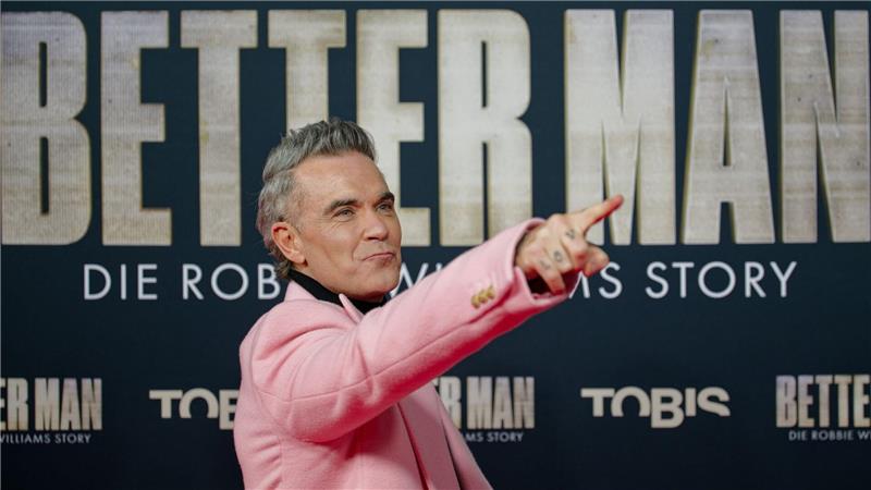 Robbie Williams zeigte sich stolz auf den Film „Better Man - Die Robbie Williams Story“ - hier bei einer Premiere in Köln im Dezember 2024. (Archivbild)