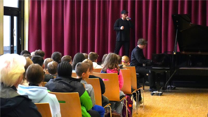 Auf der Bühne der Robert-Koch-Schule treten der Beatboxer Robeat und Pianist Evgeny Konnov erstmals zusammen auf.
