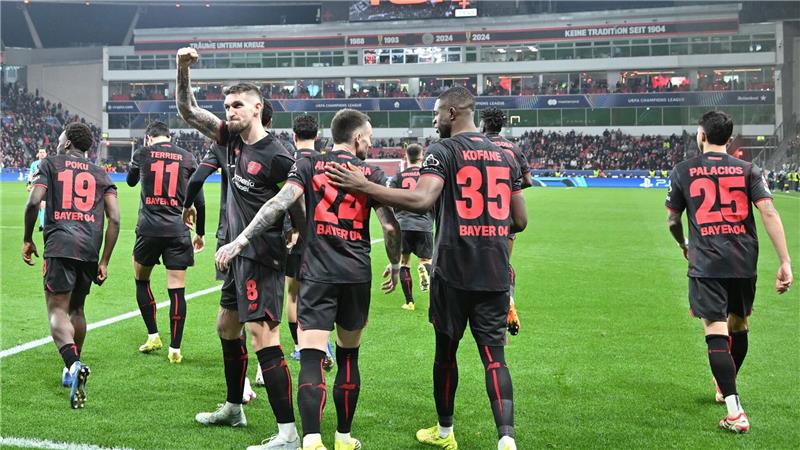 Robert Andrich (3.v.l) brachte Bayer in Führung.