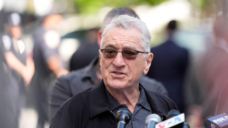 „Clown“: Robert De Niro kritisiert erneut Trump Robert De Niro: „Donald Trump möchte nicht nur die Stadt zerstören, sondern das Land. Und er könnte irgendwann die Welt zerstören“, sagte Robert De Niro in New York.