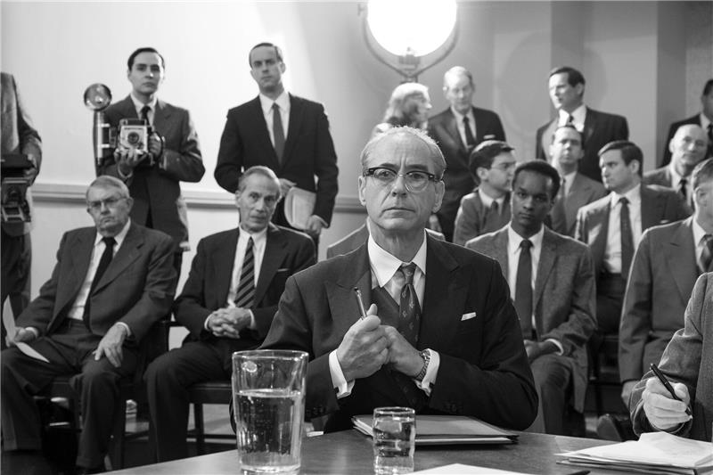 „Oppenheimer”: Nolans erlesen besetztes Meisterwerk Robert Downey Jr (m.) als Lewis Strauss in einer Szene des Films "Oppenheimer".
