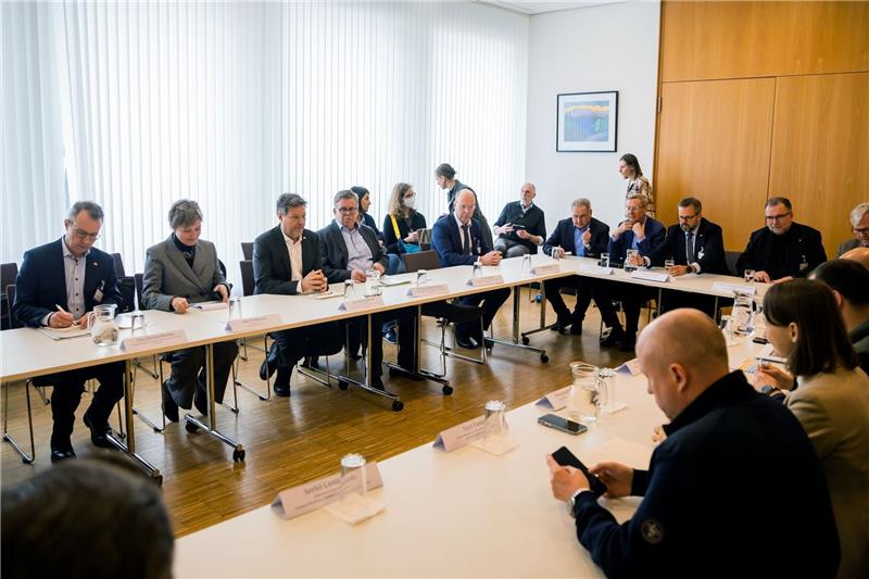 Investieren? Deutsche Unternehmer in der Ukraine Robert Habeck (3.v.l.) nimmt in Kiew an einem Runden Tisch mit der deutschen Wirtschaftsdelegation in der Deutschen Botschaft teil.
