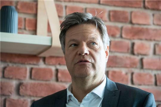 Robert Habeck (Bündnis 90/Die Grünen), Bundesminister für Wirtschaft und Klimaschutz, besucht in Darmstadt das Biotechnologie-Unternehmen Zedira.