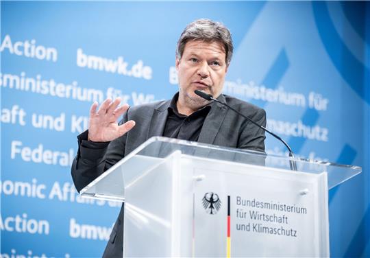 Robert Habeck (Bündnis 90/Die Grünen), Bundesminister für Wirtschaft und Klimaschutz, nimmt an einer Pressekonferenz zum Thema Fortschritt bei der Energiewende teil.