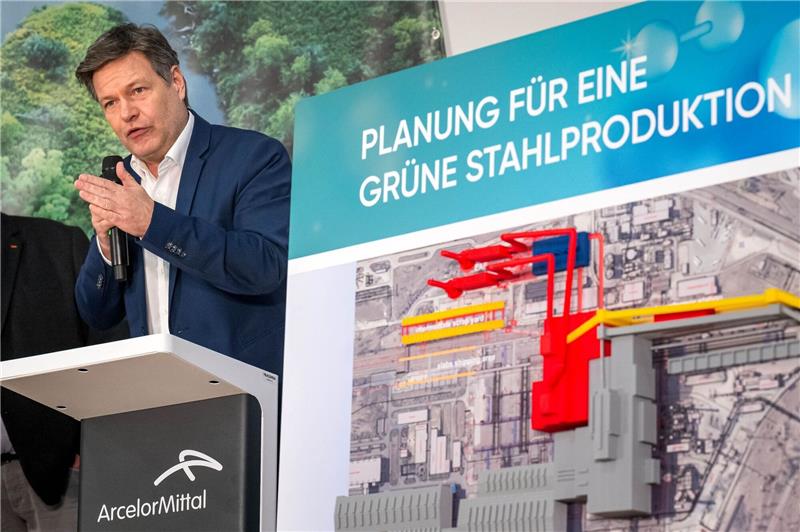 „Stahl ist Zukunft” - Förderzusage für Stahlwerke Robert Habeck (Bündnis 90/Die Grünen), Bundesminister für Wirtschaft und Klimaschutz, verkündet bei einer Betriebsversammlung mit der Belegschaft des Stahlwerkes die lang erhoffte Förderzusage für den Umbau des Bremer Stahlwerks.